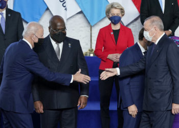 “Erdoğan Biden’la tokalaştı, ayak üstü sohbet etti” heyecanı