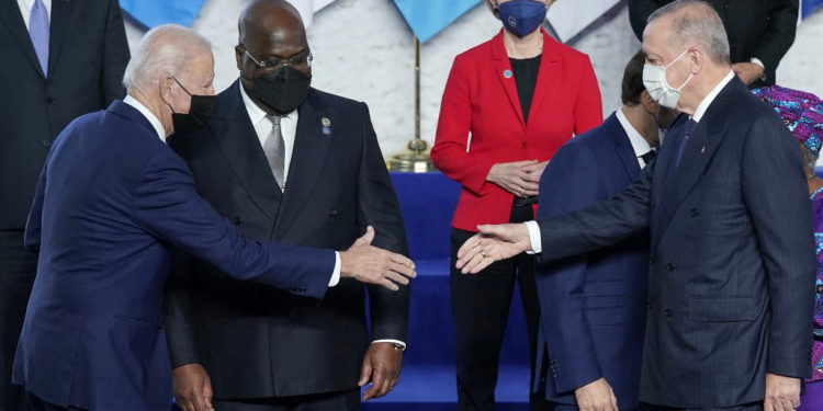 “Erdoğan Biden’la tokalaştı, ayak üstü sohbet etti” heyecanı