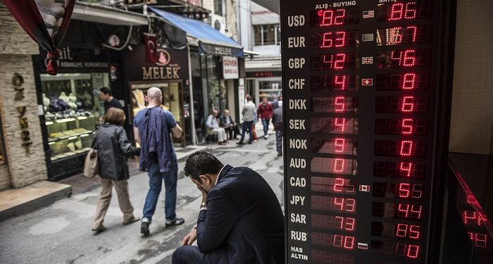 “Fişlenme” korkusuyla kapı önlerinde döviz alıp satıyorlar