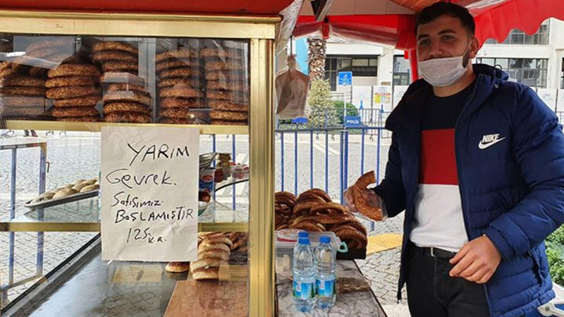 "İnsanların alım gücü düştü” diyen bir esnaf yarım simit satmaya başladı