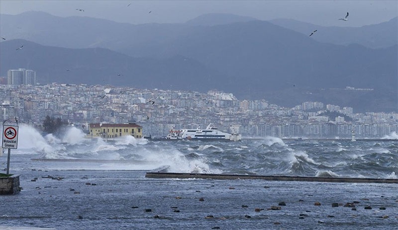 İzmir, Çanakkale ve Bursa'da deniz ulaşımına 'lodos' engeli