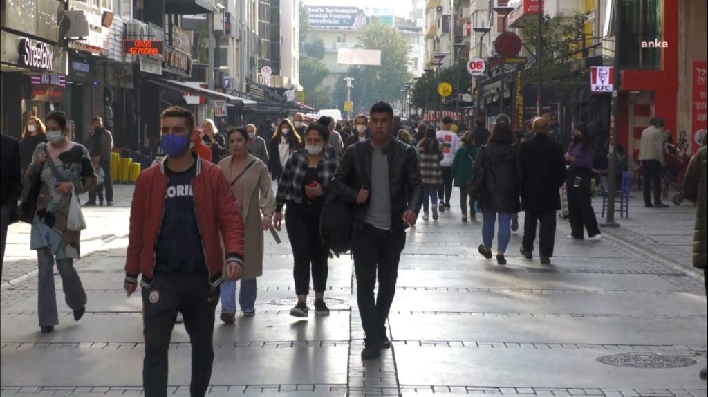 İzmir Tabip Odası Başkanı Çamlı: Pandemi akışına bırakıldı, sürü bağışıklığına dönüldüğü kaygısı yaşıyoruz