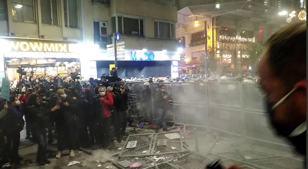 ‘Türkiye’deki şiddeti’ protesto için sokağa çıkan kadınlara polis müdahalesi