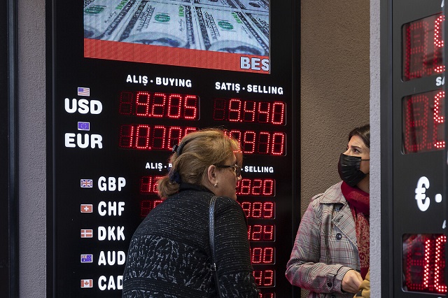 “16.30” rekoru: Dolar ve altın uçtu