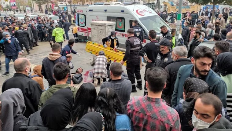 10’uncu kattan atlayan kadın yoldan geçen bir kişinin üzerine düştü