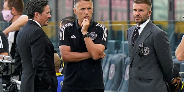 10 futbolcuyu kovdu, oğlunu A takıma aldı