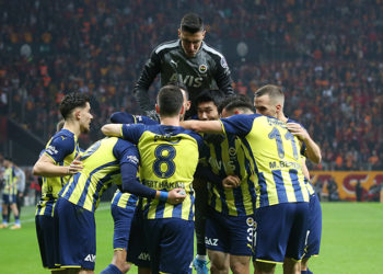 10 kişi kalan Fenerbahçe, Galatasaray deplasmanında 3 puanı söküp aldı