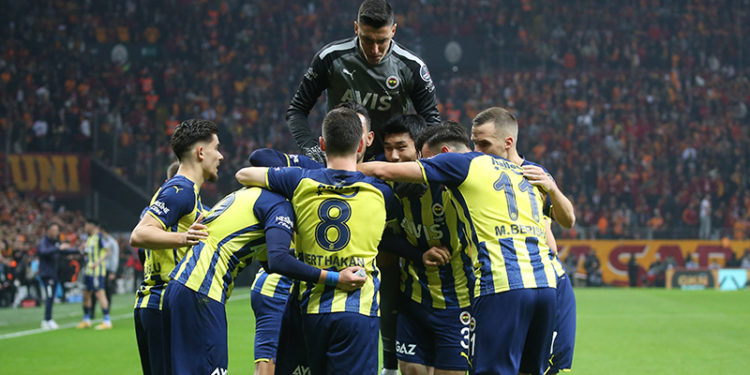 10 kişi kalan Fenerbahçe, Galatasaray deplasmanında 3 puanı söküp aldı