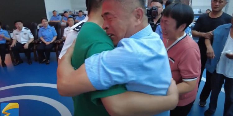 Çin’de kaçırılan çocuğu için motosikletiyle 500 bin km yol kateden baba, 24 yıl sonra oğluna kavuştu