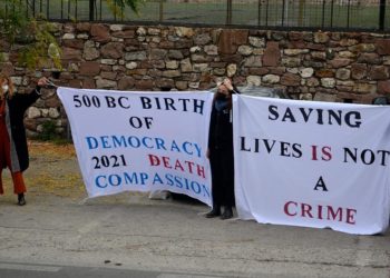 Yunanistan’da göçmenleri kurtaran 24 yardım görevlisinin yargılandığı ‘casusluk davası’ ertelendi