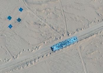 Çin, çölde neden ABD uçak gemisi ve destroyeri maketi inşa ediyor?