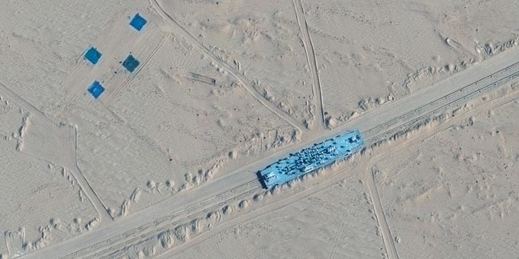 Çin, çölde neden ABD uçak gemisi ve destroyeri maketi inşa ediyor?