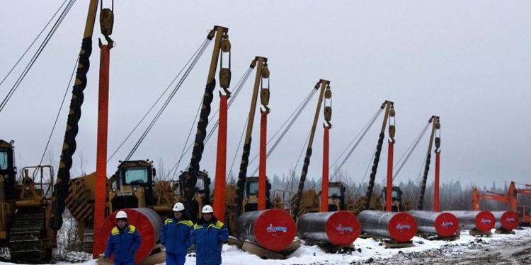 Gazprom, Avrupa’ya doğal gaz göndermeye başladı, fiyatlar düşüşe geçti