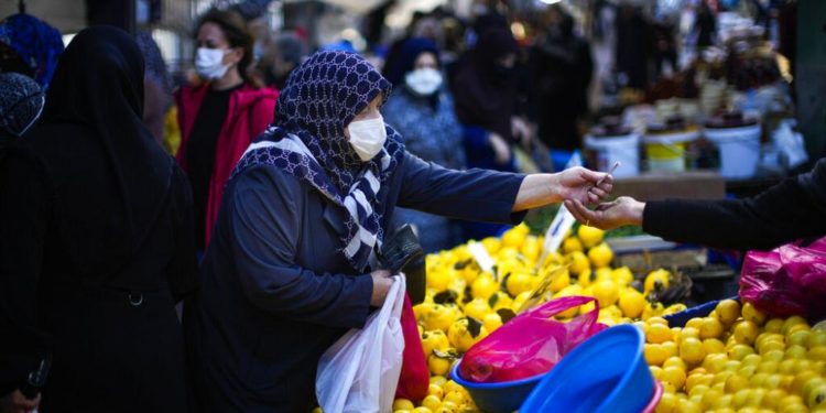 ‘Yatıyorum, kalkıyorum fiyatlar yükselmiş, bunu haketmedik’: Türkiye’de geçinemeyenler ne diyor?