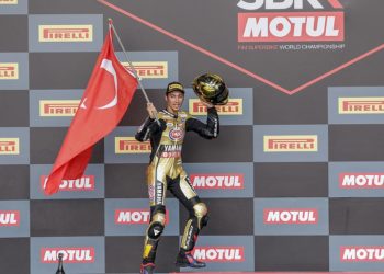 Milli motosikletçi Toprak Razgatlıoğlu dünya şampiyonu oldu