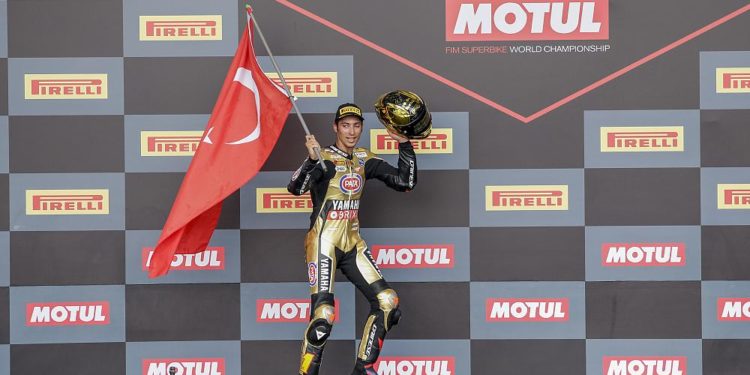 Milli motosikletçi Toprak Razgatlıoğlu dünya şampiyonu oldu