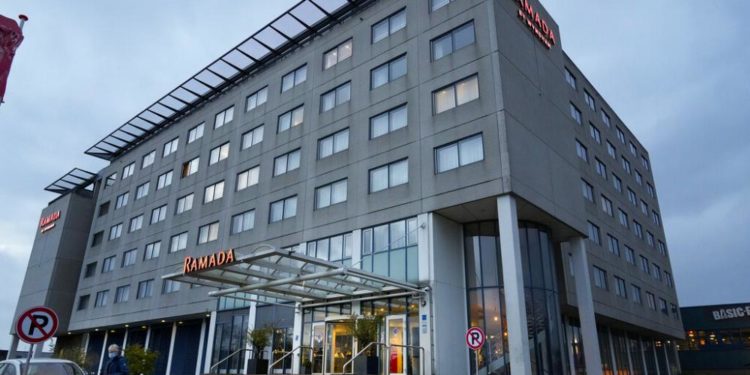 Hollanda’da Covid-19 testleri pozitif olan 61 yolcudan 13’ü Omicron varyantı çıktı