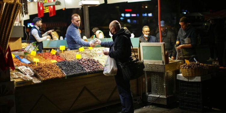 Anket: Halk artık iktidarın da muhalefetin de ekonomik sorunları çözebileceğine inanmıyor