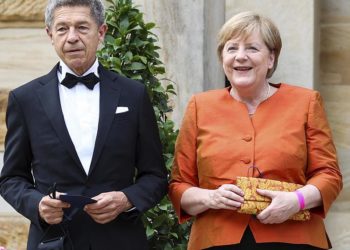 Şansölye Merkel’in eşi, Almanya’daki düşük aşılama oranını Alman halkının ‘tembelliği’ne bağladı
