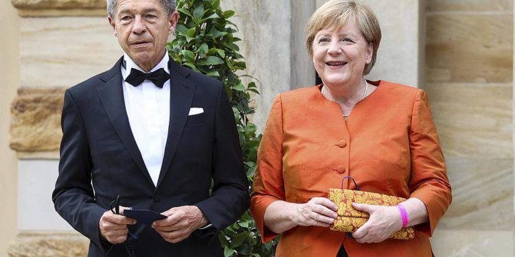 Şansölye Merkel’in eşi, Almanya’daki düşük aşılama oranını Alman halkının ‘tembelliği’ne bağladı