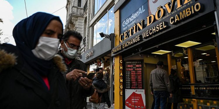 Ekonomist Karatepe ‘kur krizini’ değerlendirdi: ‘2001’den daha derin bir krize girmiş görünüyoruz’