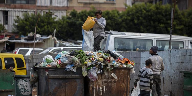 Siyasi ve ekonomik krizdeki Lübnan’da protestocular bakanlık binasını bastı