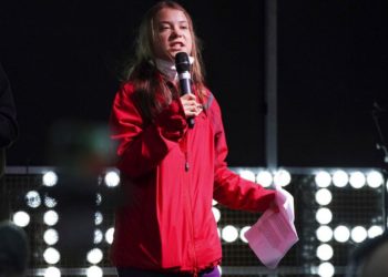 Binlerce protestocuya seslenen Greta Thunberg: COP26 başarısız oldu