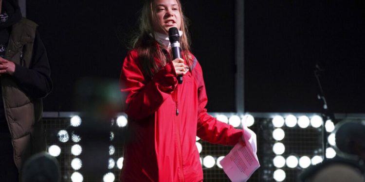 Binlerce protestocuya seslenen Greta Thunberg: COP26 başarısız oldu