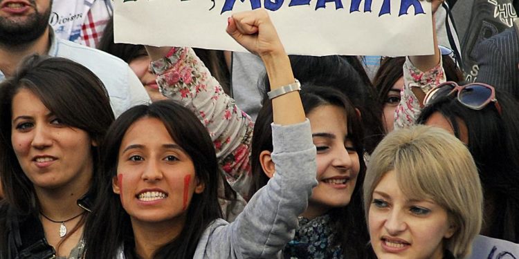 Azerbaycanlı aktivistler, artan kadın cinayetlerinin önlenmesi için seferber oldu