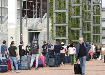 AB ülkeleri, Covid’in yeni Güney Afrika varyantına karşı bölgeden gelen tüm uçuşları durduruyor