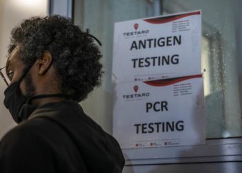 Güney Afrika: Yeni Covid-19 varyantı Omicron’u erken tespit ettik diye cezalandırıldık