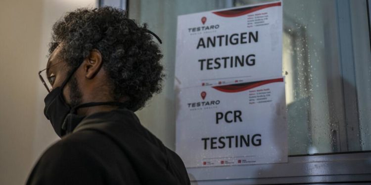 Güney Afrika: Yeni Covid-19 varyantı Omicron’u erken tespit ettik diye cezalandırıldık