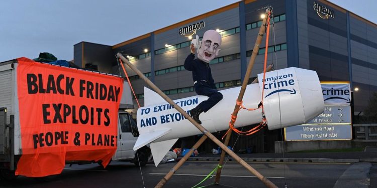 Avrupalı aktivistler Black Friday’de Amazon’u protesto etti, depoların yollarını kapadı
