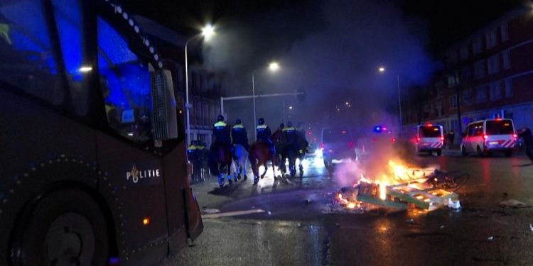 Hollanda’da Covid-19 protestoları: Göstericiler polisle çatıştı