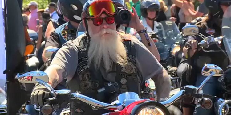 Prag sokaklarından 4 bin Harley Davidson motosikletli geçti