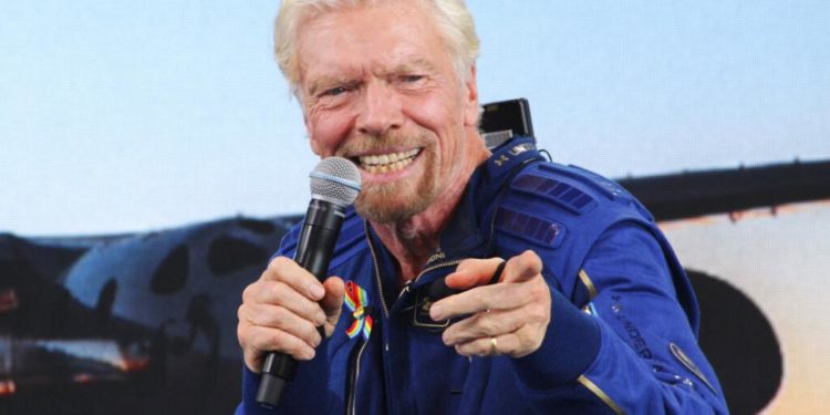 Virgin Galactic uzay seferleri için tek kişilik bilet fiyatını 450 bin dolar olarak belirledi
