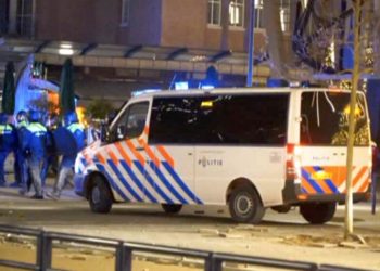 Hollanda’da Covid-19 kısıtlamaları karşıtı gösteride eylemciler polisle çatıştı