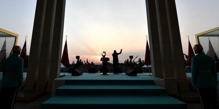 Reuters: Erdoğan’ın iktidarını üçüncü on yıla yayma şansı ekonomik gerilemeyi durdurmasına bağlı