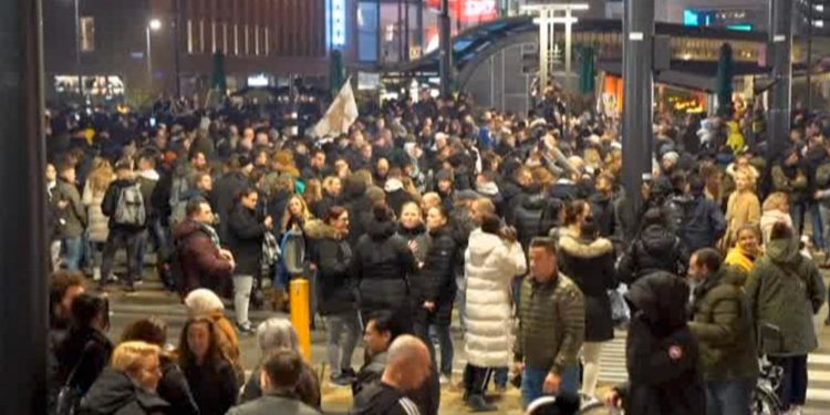 Avrupa başkentlerinde Covid-19 önlemleri protesto edildi; Hollanda’da 40 kişi tutuklandı
