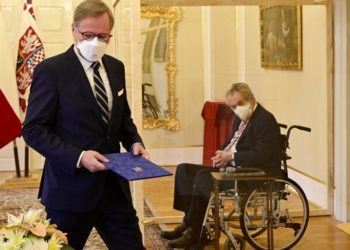Çek Cumhurbaşkanı Zeman, yakalandığı Covid-19 nedeniyle şeffaf küp içinden başbakan atadı