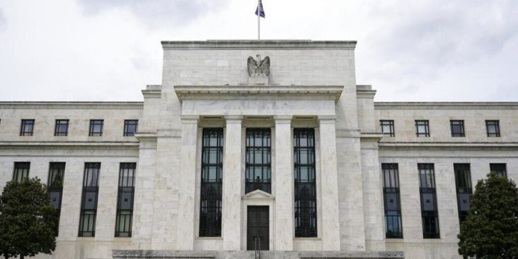 Fed faizleri değiştirmedi, varlık alımını 15 milyar dolar azalttı