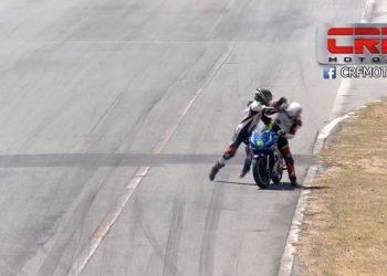 Pilotlar motosiklet yarışında yumruklu kavgaya tutuştu