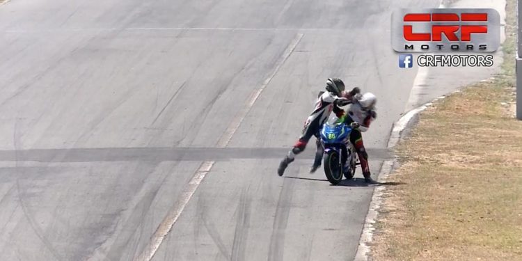 Pilotlar motosiklet yarışında yumruklu kavgaya tutuştu