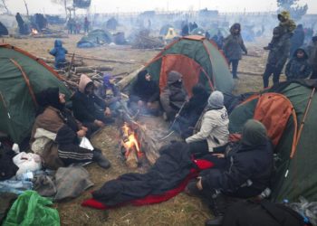 Göç yolunu kapatan AB’den Polonya-Belarus sınırında bekleyenlere yardım