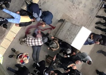 10'uncu kattan atlayan kadın, caddede yürüyen kişinin üzerine düştü