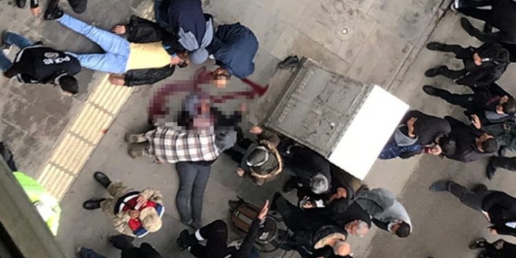 10'uncu kattan atlayan kadın, caddede yürüyen kişinin üzerine düştü