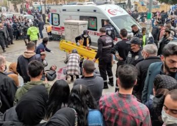 10’uncu kattan atlayan kadın yoldan geçen bir kişinin üzerine düştü
