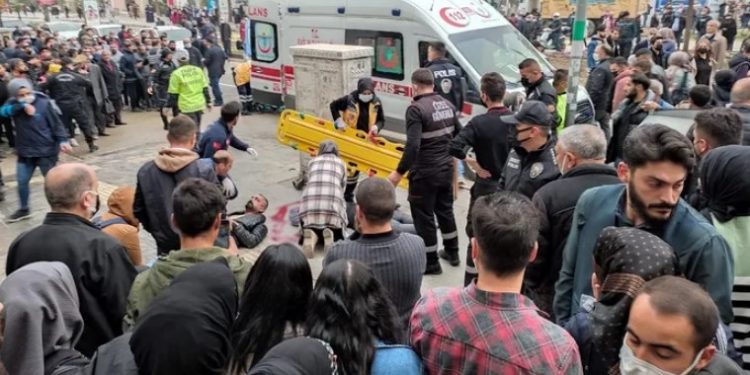 10’uncu kattan atlayan kadın yoldan geçen bir kişinin üzerine düştü