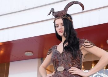 2021 sonbaharı için keçiboynuzundan gelinlik tasarladı