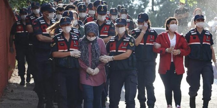 #25Kasım: Kadınlar için bir fail daha var; adı erkek-devlet şiddeti